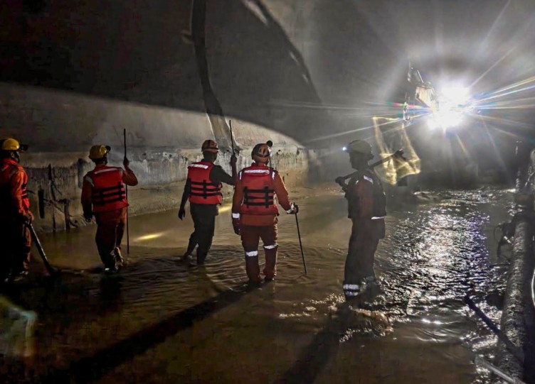 चमोली सुरंग हादसे के बाद मलबा हटाते SDRF और NDRF के बचाव दल