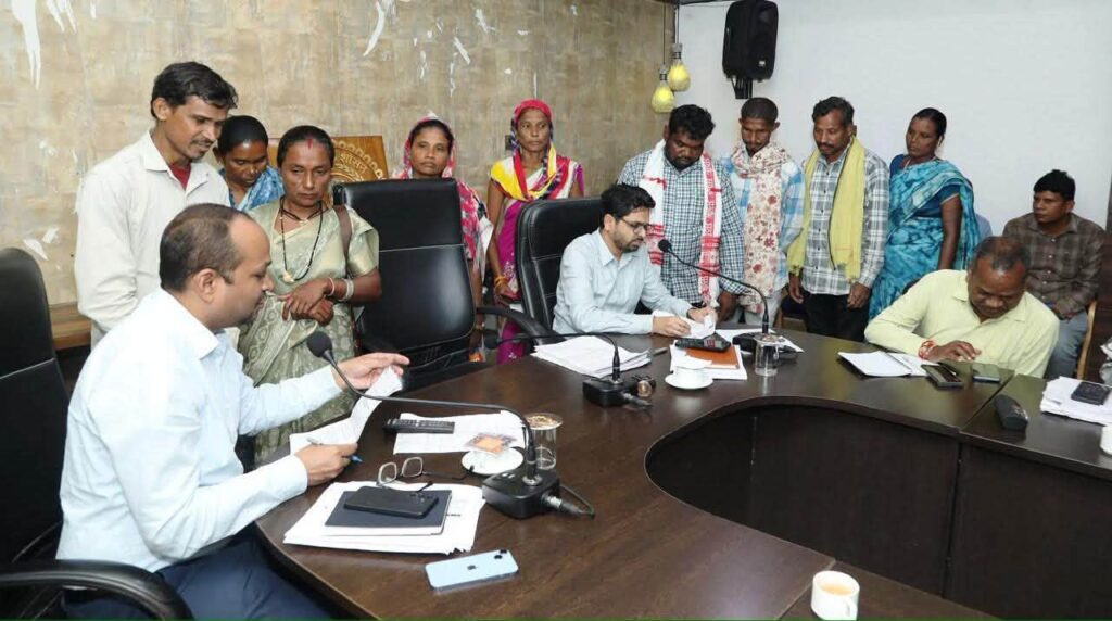 कलेक्टर जनदर्शन में 45 आवेदकों ने समस्याओं और मांगों को लेकर आवेदन सौंपे