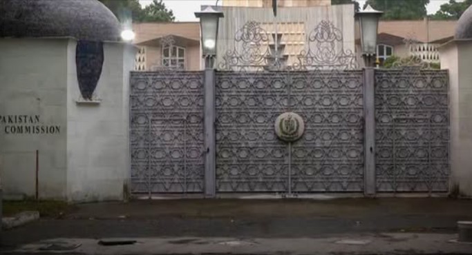 दिल्ली में पाकिस्तान हाई कमीशन के बाहर हटाया गया बाहरी सुरक्षा घेरा और बैरिकेड