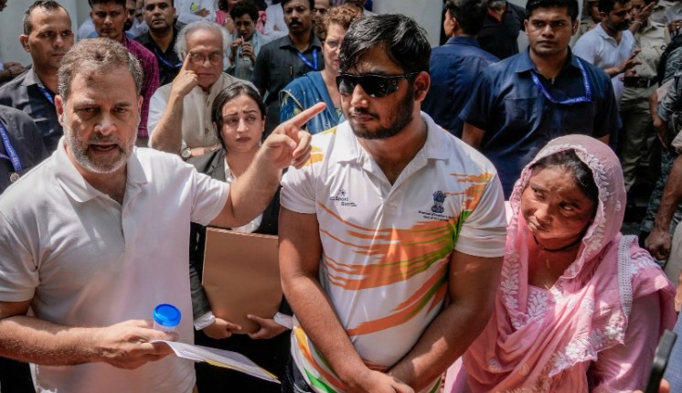 साहिल लोचब के साथ संसद मार्ग पुलिस स्टेशन के बाहर धरने पर बैठे राहुल गांधी